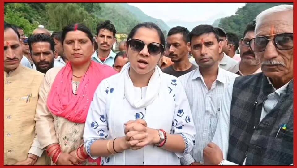 #जिलाधिकारी ने सकलाना क्षेत्र में आपदा पुनःनिर्माण कार्यों का किया स्थलीय निरीक्षण #आपदा प्रभावित क्षेत्रों में पुनर्निर्माण कार्यों की प्रगति की समीक्षा की
#टिहरी। #मुख्यमंत्री श्री पुष्कर सिंह धामी के निर्देशानुसार आपदा प्रभावित क्षेत्रों में चल रहे पुनर्निर्माण एवं राहत कार्यों की जमीनी स्थिति का आकलन करने हेतु #जिलाधिकारी टिहरी गढ़वाल #नितिका खण्डेलवाल द्वारा बुधवार को तहसील धनोल्टी क्षेत्र का स्थलीय निरीक्षण किया गया।
#जिलाधिकारी ने बुधवार को तहसील धनोल्टी अंतर्गत सकलाना क्षेत्र का भ्रमण कर विभिन्न निर्माणाधीन परियोजनाओं एवं आपदा प्रभावित क्षेत्रों का स्थलीय निरीक्षण किया। इस दौरान उन्होंने चिफल्डी में प्रधानमंत्री ग्राम सड़क योजना के अंतर्गत निर्माणाधीन ट्रॉली पुल, भूतसी में बन्दल नदी पर बन रहे लाल पुल तथा सकलाना क्षेत्र के रगड़ गांव स्थित राजकीय इंटर कॉलेज के प्री-फैब्रिकेटेड भवन का निरीक्षण किया तथा संबंधित अधिकारियों को आवश्यक निर्देश दिए।
चिफल्डी में ग्रामीणों ने क्षेत्र में यातायात की समस्या से अवगत कराते हुए पुल निर्माण कार्य में तेजी लाने की मांग की। ग्रामीणों ने बताया कि पुल के अभाव में लगभग दस गांव प्रभावित हो रहे हैं तथा वर्षा एवं आपदा के समय आवागमन में गंभीर कठिनाइयों का सामना करना पड़ता है। पीएमजीएसवाई के अधिशासी अभियंता गणेश नौटियाल ने बताया कि पुल का स्पान बढ़ाया गया है तथा कार्य को दिसंबर तक पूर्ण करने का लक्ष्य रखा गया है। जिलाधिकारी ने निर्माणदायी संस्था को कड़ी चेतावनी देते हुए 30 जून तक विस्तृत कार्ययोजना प्रस्तुत करने के निर्देश दिए। उन्होंने कहा कि पुल निर्माण में विलंब के कारण सरकार को वैकल्पिक व्यवस्थाओं पर अतिरिक्त व्यय करना पड़ रहा है तथा गत आपदा के दौरान प्रभावित क्षेत्र में हेलीकॉप्टर से राहत सामग्री पहुंचानी पड़ी थी। उन्होंने लोक निर्माण विभाग के अधिकारियों को निर्माण कार्य की नियमित मॉनिटरिंग करने के निर्देश भी दिए।
इसके पश्चात जिलाधिकारी ने भुत्सी के सीतापुर में बान्दल नदी पर निर्माणाधीन लाल पुल का निरीक्षण किया। लोक निर्माण विभाग द्वारा अवगत कराया गया कि 27 मीटर स्पान एवं 1.5 मीटर चौड़ाई वाले इस पुल का लगभग 70 प्रतिशत कार्य पूर्ण हो चुका है। विभाग ने बताया कि एक सप्ताह के भीतर पुल पर आवाजाही प्रारंभ कर दी जाएगी तथा आगामी 15 दिनों में शेष सिविल कार्य भी पूर्ण कर लिया जाएगा।
इस अवसर पर ग्रामीणों ने नदी कटाव से कृषि भूमि को हुए नुकसान तथा सुरक्षा दीवार निर्माण की मांग रखी। वहीं ग्राम तोलिया काटल की प्रधान कविता देवी ने वर्ष 2025 की आपदा में क्षतिग्रस्त हुई पेयजल लाइन की मरम्मत शीघ्र कराने की मांग की। जिलाधिकारी ने संबंधित विभागों को आवश्यक कार्रवाई के निर्देश दिए।
सकलाना क्षेत्र के रगड़ गांव स्थित राजकीय इंटर कॉलेज के निरीक्षण के दौरान ग्राम प्रधान मधु देवी ने विद्यालय में नई कक्षाओं के निर्माण हेतु जिला प्रशासन का आभार व्यक्त किया। उन्होंने बताया कि गत आपदा में विद्यालय की चार कक्षाएं क्षतिग्रस्त हो गई थीं, जिसके बाद समयबद्ध रूप से नई कक्षाओं का निर्माण कराया गया।
ग्रामीणों ने बताया कि विद्यालय में वर्तमान में 169 छात्र-छात्राएं अध्ययनरत हैं तथा पुल निर्माण पूर्ण होने के बाद छात्र संख्या में और वृद्धि होने की संभावना है। ग्रामीणों ने विद्यालय भवन निर्माण की गुणवत्ता की सराहना करते हुए बताया कि खनिज न्यास मद से 50 लाख रुपये की लागत से छह कक्ष एवं एक कंप्यूटर लैब का निर्माण किया गया है।
इस दौरान ग्रामीणों ने क्षेत्र में पेयजल, सड़क एवं आपदा सुरक्षा से जुड़ी विभिन्न समस्याओं को भी जिलाधिकारी के समक्ष रखा। सौंदाना गांव के विस्थापित परिवारों के लिए संपर्क मार्ग निर्माण, बरसात के दौरान वैकल्पिक मार्ग की व्यवस्था तथा वर्ष 2022 एवं 2025 की आपदाओं में क्षतिग्रस्त पुलों के पुनर्निर्माण की मांग की गई।
जिलाधिकारी ने संबंधित विभागों को प्रस्ताव तैयार कर आवश्यक कार्रवाई सुनिश्चित करने के निर्देश दिए। साथ ही आपदा से प्रभावित परिवारों को लंबित किराया सहायता उपलब्ध कराने तथा खतरे की जद में रह रहे परिवारों की सूची तैयार कर प्रस्ताव प्रस्तुत करने के निर्देश तहसीलदार को दिए।
जिलाधिकारी ने ग्राम प्रधानों एवं स्थानीय जनप्रतिनिधियों की सक्रियता की सराहना करते हुए कहा कि आपदा प्रभावित क्षेत्रों में त्वरित राहत एवं पुनर्निर्माण कार्य सरकार की सर्वोच्च प्राथमिकता है। उन्होंने कहा कि मुख्यमंत्री द्वारा भी आपदा पुनर्वास एवं पुनर्निर्माण कार्यों की नियमित समीक्षा की जाती है। उन्होंने विभिन्न विभागों द्वारा किए गए कार्यों पर ग्रामीणों की संतुष्टि को सकारात्मक बताते हुए अधिकारियों एवं संबंधित एजेंसियों को बेहतर समन्वय के साथ कार्य करने के लिए शुभकामनाएं दीं। साथ ही उन्होंने कहा कि विषम परिस्थितियों में भी बच्चों द्वारा शिक्षा के प्रति दिखाई जा रही प्रतिबद्धता प्रेरणादायी है और सरकार उनकी बेहतर सुविधाओं के लिए हरसंभव प्रयास करती रहेगी।