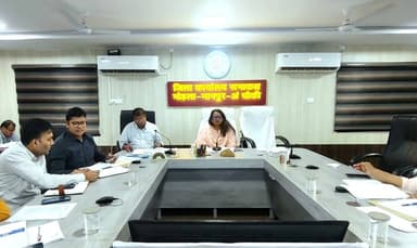 कलेक्टर श्रीमती तुलिका प्रजापति ने ली राजस्व विभाग की समीक्षा बैठक
- राजस्व प्रकरणों का समयबद्ध निराकरण करें सुनिश्चित-कलेक्टर श्रीमती तुलिका प्रजापति
- फार्मर आईडी और एग्रीस्टेक पंजीयन में तेजी लाने के निर्देश
#mmacdistrict_cg #chhatishgarh