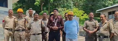 बीड़ में आज हुए अग्नि कांड में स्थानीय लोगों के भरपूर सहयोग और अग्निशमक विभाग के सहयोग से आग पर काबू पाया गया दमकल विभाग जोगिंदरनगर, बैजनाथ औऱ पालमपुर के तीन वाहन पहुंचे आग पर काबू पाने के लिए। **चार घर आग चपेट में आये और बाकी के तीन घरों को बचाया गया।हर परिस्थिति में सब का सहारा अग्निशमन विभाग खुद की जान झोखिम में डालकर करते हैं दूसरों की संपत्ति और जान की करते है सुरक्षा लेकिन कौन-कौन सी परिस्थितियों में इन्हें कठिनाइयां का सामना करना पड़ता है। #journalistshivwalia #birbilling #firedepartment