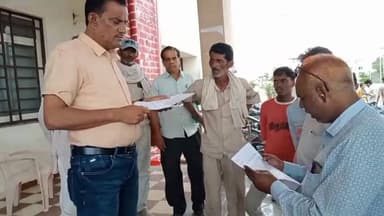 जब एक सैकड़ा से अधिक गांवों की सेहत एक ही अस्पताल के भरोसे हो, तब सुविधाओं का अभाव सिर्फ कमी नहीं, बल्कि हजारों लोगों की जिंदगी से जुड़ा सवाल बन जाता है।
पिपरई अस्पताल में सुविधाओं का टोटा, संघर्ष समिति ने उठाई आवाज
पिपरई के सामुदायिक स्वास्थ्य केंद्र में स्वास्थ्य सुविधाओं की कमी को लेकर अस्पताल बचाओ संघर्ष समिति ने प्रशासन को ज्ञापन सौंपकर आवश्यक व्यवस्थाएं उपलब्ध कराने की मांग की है। समिति का कहना है कि एक सैकड़ा से अधिक गांवों की हजारों आबादी इसी अस्पताल पर निर्भर है, लेकिन यहां विशेषज्ञ डॉक्टरों, सोनोग्राफी, पैथोलॉजी लैब, एक्स-रे मशीन, पर्याप्त स्टाफ और एंबुलेंस जैसी बुनियादी सुविधाओं का अभाव है।🏥
#Piprai #HealthCare #Ashoknagar #HospitalFacilities #जनहित
