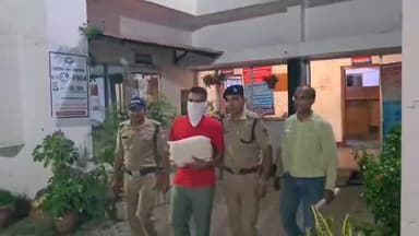 अंधेरे में दीवार फांदकर करता था ऐसी शर्मनाक हरकत, हल्द्वानी पुलिस ने पकड़ा_कौन है ये...सनकी आदमी
#gkmnews
हल्द्वानी में महिलाओं की सुरक्षा और सम्मान को चुनौती देने वाली एक शर्मनाक घटना का पुलिस ने त्वरित खुलासा करते हुए आरोपी को गिरफ्तार कर लिया है। रात के अंधेरे में घर की दीवार फांदकर महिला के कपड़े चोरी करने वाले विकृत मानसिकता के युवक को हल्द्वानी पुलिस ने दबोच लिया है।
मामला महेश नगर, नवाबी रोड क्षेत्र का है, जहां एक महिला ने कोतवाली हल्द्वानी में शिकायत दर्ज कराते हुए बताया कि 19 जून 2026 की रात करीब 3:23 बजे एक अज्ञात व्यक्ति उनके घर की दीवार फांदकर परिसर में घुसा और बाहर सूख रहे महिलाओं के कपड़े चोरी कर फरार हो गया। घटना का वीडियो सोशल मीडिया पर वायरल होने के बाद लोगों में गुस्सा भी देखने को मिला।
मामले की गंभीरता को देखते हुए वरिष्ठ पुलिस अधीक्षक नैनीताल डॉ. मंजूनाथ टीसी ने तत्काल कार्रवाई के निर्देश दिए। महिला की गरिमा और सुरक्षा को प्राथमिकता देते हुए कोतवाली हल्द्वानी में एफआईआर संख्या 209/2026 के तहत मुकदमा दर्ज किया गया और आरोपी की तलाश शुरू की गई।
प्रभारी निरीक्षक विजय मेहता के नेतृत्व में गठित पुलिस टीम ने सीसीटीवी फुटेज, वायरल वीडियो और अन्य तकनीकी साक्ष्यों के आधार पर जांच को आगे बढ़ाया। लगातार प्रयासों के बाद पुलिस ने 24 जून को पंचायतघर रोड स्थित क्रिकेट मैदान के पास से आरोपी को गिरफ्तार कर लिया।
महिला की गरिमा से जुड़े इस संवेदनशील मामले को गंभीरता से लेते हुए हीरानगर चौकी प्रभारी उपनिरीक्षक संजीत राठौड़ के नेतृत्व में पुलिस टीम ने आरोपी की तलाश शुरू की। हेड कांस्टेबल इसरार नबी, हेड कांस्टेबल मनोज कुमार और कांस्टेबल दिनेश नगरकोटी ने घटनास्थल के आसपास लगे सीसीटीवी कैमरों की बारीकी से जांच की तथा सोशल मीडिया पर वायरल वीडियो का गहन विश्लेषण किया। तकनीकी साक्ष्यों और लगातार की गई पड़ताल के आधार पर पुलिस टीम ने विकृत मानसिकता वाले आरोपी की पहचान कर उसे गिरफ्तार करने में सफलता हासिल की।
गिरफ्तार आरोपी की पहचान निकेत सिंह बिष्ट (34 वर्ष), पुत्र खीम सिंह बिष्ट, निवासी समीर विहार फेज-1, कुसुमखेड़ा मुखानी के रूप में हुई है। आरोपी की निशानदेही पर चोरी किए गए महिला के सभी कपड़े भी बरामद कर लिए गए हैं।
पुलिस के अनुसार आरोपी की हरकत न केवल कानूनन अपराध है बल्कि महिलाओं की गरिमा और सामाजिक मर्यादाओं के खिलाफ भी है। पुलिस अब मामले में आगे की वैधानिक कार्रवाई कर रही है।
वरिष्ठ पुलिस अधीक्षक डॉ. मंजूनाथ टीसी ने कहा कि महिलाओं की सुरक्षा और सम्मान से जुड़े मामलों में किसी भी प्रकार की लापरवाही बर्दाश्त नहीं की जाएगी और दोषियों के खिलाफ सख्त कार्रवाई जारी रहेगी।
नैनीताल पुलिस ने आम जनता से अपील की है कि किसी भी संदिग्ध गतिविधि की सूचना तुरंत पुलिस को दें, ताकि अपराधों पर प्रभावी अंकुश लगाया जा सके।
#HaldwaniPolice #NainitalPolice #WomenSafety #CrimeNews #Haldwani #UttarakhandNews #PoliceAction #ViralVideo #CrimeAlert