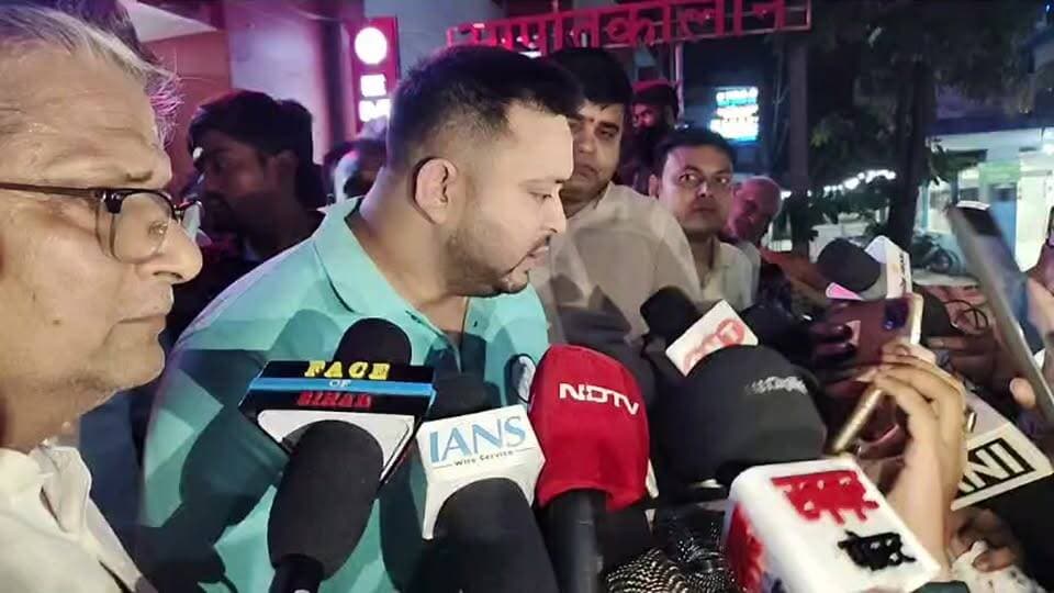 बेगूसराय गैं*गरे*प मामले में राजनीतिक सर गर्मी तेज विपक्ष नेता तेजस्वी यादव पिड़िता से मिलने पहुंचे सदर अस्पताल , एनकाउंटर पर भी तेजस्वी यादव ने उठाए कई सवाल
#तेजस्वीयादव #BegusaraiCrime #viralpost #viralnews #Begusarai #BreakingNews #khansir #video #virallovestory #bihar #follower #BiharNews