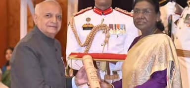 देवभूमि हिमाचल के लिए यह अत्यंत गौरव का क्षण है कि बिलासपुर के सुपुत्र एवं देश के प्रख्यात कृषि वैज्ञानिक डॉ. प्रेम लाल गौतम जी को विज्ञान एवं कृषि क्षेत्र में उनके असाधारण योगदान के लिए महामहिम राष्ट्रपति श्रीमती द्रौपदी मुर्मू जी द्वारा पद्म श्री सम्मान से अलंकृत किया गया है।
कृषि अनुसंधान, जैव-विविधता संरक्षण, किसानों के अधिकारों की रक्षा तथा नवाचार आधारित कृषि विकास के क्षेत्र में आपके योगदान ने देश को नई दिशा प्रदान की है। आपकी यह उपलब्धि न केवल हिमाचल प्रदेश बल्कि पूरे राष्ट्र के लिए प्रेरणास्रोत है।
डॉ. गौतम जी को इस प्रतिष्ठित सम्मान के लिए हार्दिक बधाई एवं शुभकामनाएँ।
#PadmaShri #झंडूता #bilaspurnews
