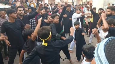 कर्बला के शहीदों की याद में निकले जुलूस में उमड़ा अकीदतमंदों का सैलाब।
काले लिबास में लोगों ने मातम कर पेश की अकीदत, छोटे बच्चे भी रहे शामिल।
शेखसराय इमामबाड़े से शुरू हुआ जुलूस मुगली टोला स्थित शिया इमामबाड़े पहुंचकर हुआ संपन्न।
पूरे रास्ते नौहा और मातम के साथ गूंजता रहा माहौल।
#Muharram #Muharram2026 #ImamHussain #Karbala #KarbalaMartyrs #Azadari #Anjuman #KhiriTown #LakhimpurKheri #KheriNews #LakhimpurKheriNews #UttarPradesh #UPNews #ReligiousEvent #Nauha #Matam #YaHussain #IslamicEvent