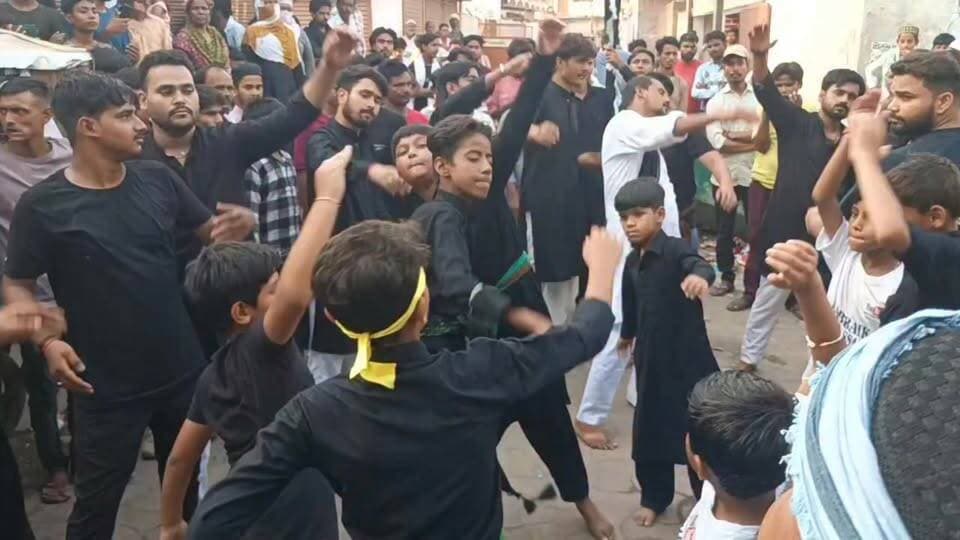 कर्बला के शहीदों की याद में निकले जुलूस में उमड़ा अकीदतमंदों का सैलाब।
काले लिबास में लोगों ने मातम कर पेश की अकीदत, छोटे बच्चे भी रहे शामिल।
शेखसराय इमामबाड़े से शुरू हुआ जुलूस मुगली टोला स्थित शिया इमामबाड़े पहुंचकर हुआ संपन्न।
पूरे रास्ते नौहा और मातम के साथ गूंजता रहा माहौल।
#Muharram #Muharram2026 #ImamHussain #Karbala #KarbalaMartyrs #Azadari #Anjuman #KhiriTown #LakhimpurKheri #KheriNews #LakhimpurKheriNews #UttarPradesh #UPNews #ReligiousEvent #Nauha #Matam #YaHussain #IslamicEvent