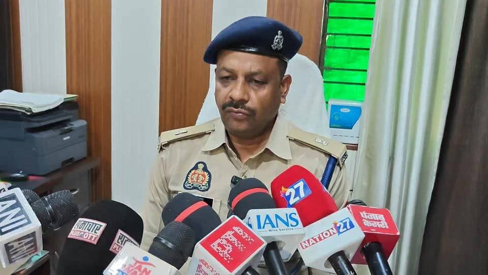 अईलख गांव गोलीकांड पर बोले एएसपी, आरोपियों की तलाश में जुटी पुलिस
#मऊ #हलधरपुर_थाना #अईलख_गांव #गोलीकांड #पुलिस_जांच #MauNews