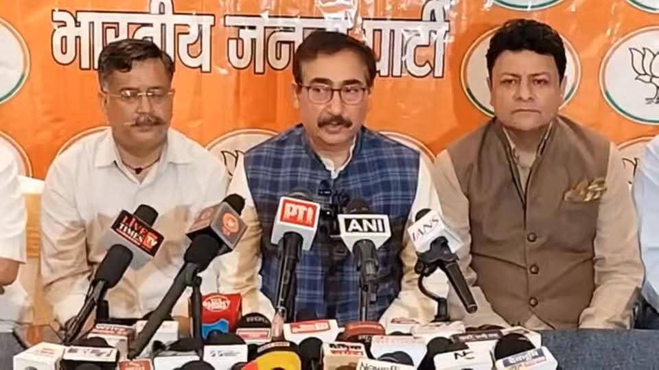 धर्मशाला लाइव: "निष्पक्ष लिखने पर हो रही FIR", विपिन परमार ने सुक्खू सरकार को घेरा, याद दिलाया 1975 का आपातकाल!#DharamshalaLive #VipinSinghParmar #HimachalMedia #Emergency1975 #SamvidhanHatyaDivas #HimachalNews #BJP_Himachal #PalampurNews