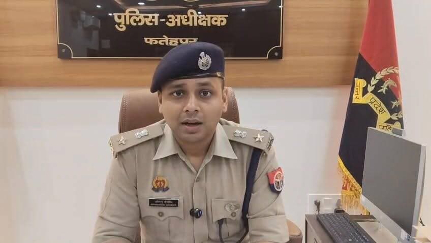 🚨 फतेहपुर में पारिवारिक विवाद बना जानलेवा, भाई की मौत, पिता घायल
#फतेहपुर के #असोथर थाना क्षेत्र के सरकण्डी गांव में एक पारिवारिक विवाद के दौरान हिंसक घटना सामने आई है। पुलिस के अनुसार, विवाद में कुछ लोगों द्वारा अपने ही परिजनों पर धारदार कृषि उपकरण से हमला किए जाने का आरोप है।
घटना में गंभीर रूप से घायल एक युवक की उपचार के लिए ले जाते समय मृत्यु हो गई, जबकि घायल पिता का इलाज जारी है। पुलिस के मुताबिक उनकी स्थिति फिलहाल खतरे से बाहर बताई जा रही है।
सूचना मिलते ही पुलिस मौके पर पहुंची और वरिष्ठ अधिकारियों ने भी घटनास्थल का निरीक्षण किया। मामले में मुकदमा दर्ज कर लिया गया है तथा नामित अभियुक्तों को हिरासत में लेकर अग्रिम विधिक कार्रवाई की जा रही है।
इस संबंध में #पुलिसअधीक्षक #फतेहपुर श्री अभिमन्यु मांगलिक ने जानकारी देते हुए बताया कि मामले की जांच और कानूनी कार्रवाई जारी है।
#FatehpurNews #Asothar #UttarPradeshNews #CrimeNews #JanHunkarNews
🔴 पारिवारिक विवाद में युवक की मौत
🔴 फतेहपुर के सरकण्डी गांव की घटना
🔴 नामित आरोपी हिरासत में
