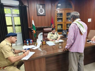 #SP_Mirzapur #अपर्णा_रजत_कौशिक द्वारा पुलिस कार्यालय पर जनता दर्शन में #जन_सुनवाई कर शिकायतों को सुना गया तथा उनके समयबद्ध व गुणवत्तापूर्ण निस्तारण हेतु सम्बन्धित को आवश्यक आदेश/निर्देश दिये गए।
#UPPolice #Mirzapur https://t.co/6KxK3TNbvK