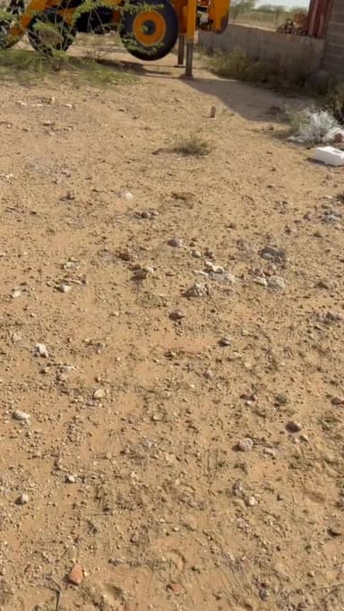 ऑपरेशन वज्र प्रहार: एमडी फैक्ट्री और अवैध शराब की दुकान पर चला बुलडोजर
फलोदी। अवैध मादक पदार्थ व शराब माफियाओं के खिलाफ चलाए जा रहे 'ऑपरेशन वज्र प्रहार' के तहत जिला प्रशासन और फलोदी पुलिस ने बाप क्षेत्र में बड़ी कार्रवाई करते हुए एमडी ड्रग्स फैक्ट्री के अवैध निर्माण और गौचर भूमि पर बनी अवैध शराब की दुकान को ध्वस्त कर दिया। संयुक्त कार्रवाई में प्रशासन ने माफियाओं को सख्त संदेश देते हुए अवैध निर्माणों पर बुलडोजर चलाया।
#dechu #news