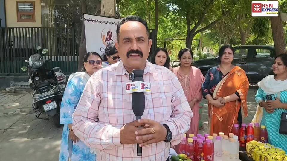 🌸 ओजस्वीनी टीम की महिलाओं ने फल, फ्रूट और जूस वितरित कर श्रद्धा एवं सेवा भाव के साथ निर्जला एकादशी का पर्व मनाया। 🌸
✨ 6 अगस्त को ओजस्वीनी द्वारा मिड टाउन ग्रैंड में एक भव्य आयोजन किया जाएगा, जिसमें सांस्कृतिक प्रस्तुतियां, मनोरंजक गतिविधियां और कई आकर्षक कार्यक्रम आयोजित होंगे। तैयारियां जोरों पर हैं।
📌 स्टॉल बुकिंग एवं स्पॉन्सरशिप के लिए संपर्क करें: 📞 92557-22259 📞 89012-53619
#Ojasvini #NirjalaEkadashi #WomenEmpowerment #MidTownGrand #Hisar #RSNExpress