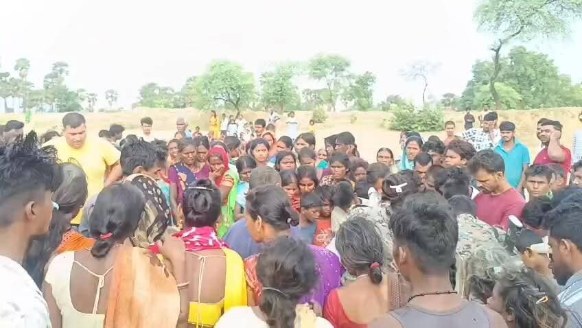 #रफीगंज प्रखंड के #कासमा थाना क्षेत्र के #अरथुआ में हुई बेहद एवं दर्दनाक दुर्घटना, एक साथ महिला ने दो बच्चों के साथ किया आत्मह*त्या, अफरा तफरी का माहौल।