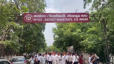 ग्रेटर नोएडा जिम्स अस्पताल में कर्मचारियों के साथ रात की घटना व उनकी मांगे ना मानने से नाराज समाजवादी पार्टी के नेता उतरे सड़कों पर कलेक्ट्रेट के सामने सूरजपुर परी चौक मार्ग पर लगाया जाम अस्पताल के कर्मचारियों के साथ पुलिस की बर्बरता से नाराज समाजवादी पार्टी के कार्यकर्ताओं ने जमकर किया हंगामा भारी पुलिस फोर्स मौके पर लगा लंबा जाम
#CMYogiAdityanath #cmAkhileshyadav #CPNoida #GreaterNoidaNews #kotgav #dmnoida #delhincr #SachinPilot #jewarairport #dadri