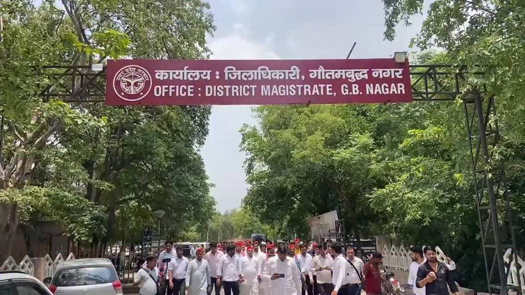 ग्रेटर नोएडा जिम्स अस्पताल में कर्मचारियों के साथ रात की घटना व उनकी मांगे ना मानने से नाराज समाजवादी पार्टी के नेता उतरे सड़कों पर कलेक्ट्रेट के सामने सूरजपुर परी चौक मार्ग पर लगाया जाम अस्पताल के कर्मचारियों के साथ पुलिस की बर्बरता से नाराज समाजवादी पार्टी के कार्यकर्ताओं ने जमकर किया हंगामा भारी पुलिस फोर्स मौके पर लगा लंबा जाम
#CMYogiAdityanath #cmAkhileshyadav #CPNoida #GreaterNoidaNews #kotgav #dmnoida #delhincr #SachinPilot #jewarairport #dadri