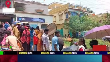 আধার আপডেট ও ব্যাঙ্ক একাউন্টে ডিবিটি লিংক করতে বীরভূমের ময়ূরেশ্বরের কোটাসুর স্টেট ব্যাঙ্কের সামনে সাধারণ মানুষের উপচে পড়া ভিড়।