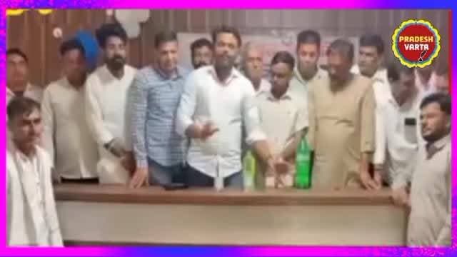 एथनॉल वाले पेट्रोल को टक्कर देने के लिए जयपुर में किसानों ने लांच किया M20, M50 और M100 वाला दूध...
#Milk #Ethanol #Fuel #Petrol #india