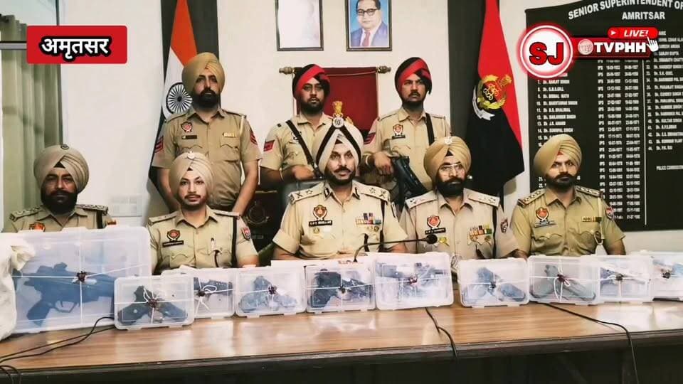 अमृतसर पुलिस ने अंतरराष्ट्रीय हथियार-नशा तस्करी नेटवर्क का किया पर्दाफाश
कार्रवाई में 7 आरोपी गिरफ्तार, अफगान नागरिक और नाबालिग भी शामिल
10 आधुनिक हथियार और 5 किलो हेरोइन बरामद
हवाला कारोबार से जुड़े 30.38 लाख रुपये भी किए जब्त
विदेश में बैठे हैंडलर हैरी सरपंच से जुड़े नेटवर्क का खुलासा
#AmritsarPolice #PunjabPolice #DrugSmuggling #ArmsSmuggling #HawalaNetwork #CrimeNews #PunjabNews #AntiDrugOperation #BreakingNews #amritsar