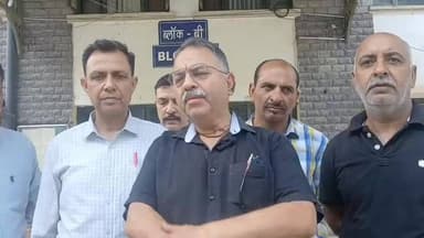 शूलिनी मेले में स्थानीय व्यापारियों के हितों को लेकर सोलन नगर व्यापार मंडल सक्रिय। मॉल रोड पर लगने वाली दुकानों के मुद्दे पर एडीसी को सौंपा ज्ञापन।
#NewsUpdate
#ShooliniMela2026 #SolanNews #Solan