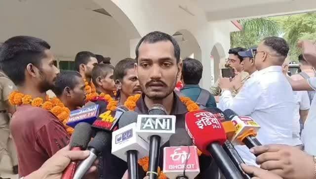 #मुजफ्फरनगर में बंधुआ मजदूरी का भंडाफोड़
उत्तर प्रदेश के मुजफ्फरनगर में पुलिस ने एक कथित "ह्यूमन फैक्ट्री" का पर्दाफाश करते हुए 12 श्रमिकों को मुक्त कराया है। बताया जा रहा है कि ये मजदूर पिछले डेढ़ साल से अमानवीय परिस्थितियों में काम करने को मजबूर थे और नरक जैसी जिंदगी जी रहे थे। पुलिस की कार्रवाई के बाद सभी श्रमिकों को सुरक्षित बाहर निकाला गया है। मामले में जांच जारी है और दोषियों के खिलाफ कड़ी कार्रवाई की तैयारी की जा रही है।
#Muzaffarnagar #HumanTrafficking #BondedLabour #UPPolice #BreakingNews #ViralNews #MuzaffarnagarNews #CrimeNews #UttarPradesh #RescueOperation #HumanRights #TrendingNow