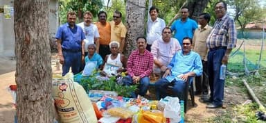 पर्यावरण संरक्षण के प्रतीक पद्मश्री सम्मानित दुखु माझी से धनबाद के समाजसेवियों की शिष्टाचार भेंट
धनबाद के समाजसेवियों के एक प्रतिनिधिमंडल ने पश्चिम बंगाल के पुरुलिया जिले के बाघमुंडी स्थित आवास पर पद्मश्री सम्मानित पर्यावरण कार्यकर्ता एवं ‘गाछ दादू’ के नाम से विख्यात श्री दुखु माझी से शिष्टाचार भेंट की तथा उन्हें सम्मानित किया।
इस अवसर पर प्रतिनिधिमंडल ने उनके दीर्घकालीन एवं अनुकरणीय पर्यावरण संरक्षण योगदान के प्रति सम्मान व्यक्त करते हुए फलदार पौधे, वस्त्र, तीन माह का राशन, नगद राशि एवं दैनिक उपयोग की विभिन्न सामग्री भेंट की।
उल्लेखनीय है कि श्री दुखु माझी ने पिछले लगभग पाँच दशकों में हजारों वृक्षों का रोपण कर पर्यावरण संरक्षण के क्षेत्र में उल्लेखनीय योगदान दिया है। उनके इस समर्पणपूर्ण कार्य के लिए भारत सरकार द्वारा वर्ष 2024 में उन्हें पद्मश्री सम्मान से अलंकृत किया गया था।
प्रतिनिधिमंडल के सदस्यों ने उनके कार्यों को प्रेरणादायी बताते हुए पर्यावरण संरक्षण एवं वृक्षारोपण को बढ़ावा देने का संकल्प लिया।
प्रतिनिधिमंडल में श्री नीलकमल खवास ने जानकारी देते हुए बताया कि इस अवसर पर रोबिन चटर्जी के नेतृत्व में अजय चौधरी, गजेंद्र सिंह, अमित कुमार, रवि कौशल सिन्हा, सुमित अग्रवाल, स्मराजित घोष, दिलीप कुमार चौधरी, संदीप कुमार घोष,तपन कुमार चक्रवर्ती और नीलकमल खावस सहित अन्य सदस्य उपस्थित थे। यह सभी सदस्य धनबाद स्थित ‘केयर एंड सर्व समाज सेवा संस्था’ से जुड़े हुए हैं।
कार्यक्रम का समापन पर्यावरण संरक्षण के संकल्प एवं सामाजिक जागरूकता के संदेश के साथ हुआ।