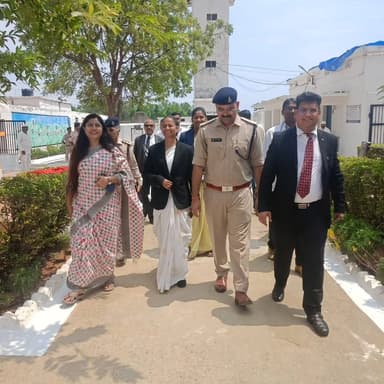 ⚖️ डिस्ट्रिक्ट जेल विजिटर्स बोर्ड ने किया जिला जेल सूरजपुर का सघन निरीक्षण
प्रधान जिला एवं सत्र न्यायाधीश श्रीमती विनीता वार्नर की अध्यक्षता में डिस्ट्रिक्ट जेल विजिटर्स बोर्ड एवं कलेक्टर श्रीमती रेना जमील ने जिला जेल सूरजपुर का निरीक्षण कर बंदियों से सीधे संवाद किया। निरीक्षण के दौरान स्वच्छता, भोजन, स्वास्थ्य एवं विधिक सहायता सुविधाओं की समीक्षा की गई तथा पेयजल व्यवस्था, नियमित चिकित्सा जांच और मनोचिकित्सकीय सेवाएं सुनिश्चित करने के निर्देश दिए गए।
#DistrictJailVisitorsBoard #LegalServices #PrisonWelfare #GoodGovernance #Chhattisgarh
@chhattisgarhcmo
@dpr.chhattisgarh
@rena_jamil_ias