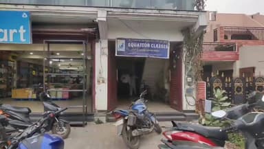 लखनऊ घटना के बाद गोंडा में भी बिना मानक चल रहे कोचिंग और लाइब्रेरी पर प्रशासन की छापेमारी का दौर लगातार जारी है। इसी क्रम में सिटी मजिस्ट्रेट, अग्निशमन विभाग, और नगर पालिका गोंडा के अधिशाषी अधिकारी सहित संयुक्त टीम द्वारा विभिन्न कोचिंग व पुस्तकालय संस्थानों का औचक निरीक्षण किया गया, जिसमें भारी अनियमितताएं और सुरक्षा संबंधी कमियां उजागर हुई हैं। निरीक्षण आख्या के मुताबिक, एलबीएस चौराहा स्थित 'नारायणा मॉडर्न लाइब्रेरी' में प्रवेश व निकास का केवल एक ही रास्ता पाया गया और वहां पेयजल व शौचालय के अभाव के साथ-साथ अग्निशमन यंत्र तथा फायर विभाग की एनओसी भी नदारद मिली। इसी तरह, अदम गोडवी मैदान के पास संचालित 'शिवा कम्पटीशन हब' और 'स्वामी विवेकानन्द पुस्तकालय' में भी अग्निशमन यंत्र और फायर एनओसी का अभाव मिला; यहाँ तक कि विवेकानन्द पुस्तकालय नियमों को ताक पर रखकर तीसरी मंजिल पर केवल एक निकास द्वार के साथ संचालित हो रहा था और 'अमेरिकन इंग्लिश' संस्थान की स्थिति भी ऐसी ही पाई गई। नियमों के उल्लंघन का एक और बड़ा मामला हनुमान गढ़ी रोड पर सागर तालाब के सामने 'स्वास्तिक लाइब्रेरी' में देखने को मिला, जहाँ नियमों के विरुद्ध बेसमेंट में लाइब्रेरी का संचालन किया जा रहा था और वहां क्षमता से अधिक छात्र बिना पर्याप्त सुविधाओं और बिना किसी सुरक्षा या फायर एनओसी के पढ़ते पाए गए, जबकि एलबीएस पीजी कॉलेज के पास स्थित 'चाणक्य लाइब्रेरी' निरीक्षण के दौरान बंद मिली। इस संयुक्त कार्रवाई के बाद प्रशासन ने बेहद कड़ा रुख अपनाते हुए सभी संबंधित कोचिंग और लाइब्रेरी संचालकों को स्पष्ट रूप से निर्देशित किया है कि यदि वे मानक पूर्ण नहीं करते हैं, तो अपने संस्थानों को तत्काल प्रभाव से बंद कर दें, अन्यथा की स्थिति में उनके खिलाफ भारी अर्थदण्ड लगाने के साथ-साथ सख्त विधिक कार्रवाई अमल में लाई जाएगी।
#GondaNews #GondaAdministration #CoachingInspection #LibraryInspection #UPNews #SafetyStandards #FireSafety #BreakingNews #UttarPradesh #GondaUpdate #ActionAgainstCoaching #StudentSafety #bharatsamachargonda