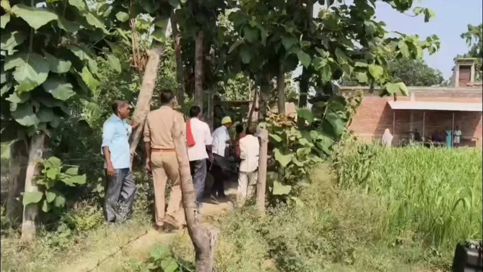 गोंडा की मनकापुर कोतवाली क्षेत्र अंतर्गत मनकापुर-मसकनवा मार्ग (एनएच-727G) पर स्थित बल्लीपुर सरकारी कंपोजिट शराब ठेके के पीछे एक खेत के किनारे कंटीले तारों के पास एक 42 वर्षीय अधेड़ का शव मिलने से सनसनी फैल गई। मृतक की पहचान सुधई राजभर, निवासी भरपुरवा मजरा (ग्राम वीरपुर, थाना छपिया, गोंडा) के रूप में हुई है। परिजनों के अनुसार, सुधई सूरत में मजदूरी करता था और बुधवार को ही वहां से लौटकर मनकापुर के पेरीपोखर स्थित अपनी बहन के घर पहुंचा था, लेकिन बहन के किसी रिश्तेदारी में जाने के कारण मुलाकात नहीं हो सकी और वह वहां से वापस लौट गया, जिसके बाद गुरुवार सुबह उसका शव संदिग्ध परिस्थितियों में मिला। मृतक की बहन ने बताया कि सुधई शराब पीने का आदी था और आशंका जताई जा रही है कि अत्यधिक शराब के सेवन या किसी अन्य कारण से उसकी मौत हुई होगी। इस घटना के बाद स्थानीय ग्रामीणों ने शराब दुकान के संचालन और समय सीमा के उल्लंघन को लेकर भी गंभीर सवाल खड़े किए हैं, जिनका कहना है कि हाईवे किनारे स्थित इस ठेके पर देर रात तक शराबियों का जमावड़ा लगा रहता है। मनकापुर कोतवाली के प्रभारी निरीक्षक गौरव सिंह तोमर ने बताया कि पुलिस ने शव का पंचनामा भरकर उसे पोस्टमार्टम के लिए भेज दिया है और मौत के वास्तविक कारणों का पता लगाने के लिए मामले की सभी पहलुओं से गहन जांच की जा रही है।
#GondaNews #Mankapur #Chhapiya #UPNews #UttarPradesh #CrimeNews #BreakingNews #SuspiciousDeath #GondaPolice #UPPolice #NationalHighway #UnfortunateIncident