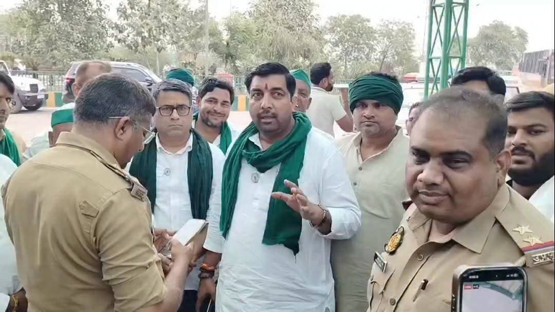 GIMS में कर्मचारियों के साथ हुई घटना को लेकर भारतीय किसान यूनियन के पवन खटाना हुए नाराज, वीडियो हुआवायरल
#GIMSGreaterNoida #GIMSEmployees #GreaterNoida #भारतीयकिसानयूनियन #PawanKhatana #कर्मचारियोंकीआवाज #EmployeeProtest #NoidaNews #GreaterNoidaNews #UPNews #NCRNews #BreakingNews #किसानयूनियन #ज्ञापन #GIMSUpdate #NoidaBreakingNews