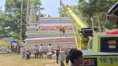 गैड़ास बुजुर्ग का विशाल ताजिया बना आकर्षण का केंद्र, उठाने के लिए लगाई गई क्रेन,वीडियो हुआ सोशल मीडिया पर वायरल।
बलरामपुर जिले के उतरौला तहसील क्षेत्र अंतर्गत गैड़ास बुजुर्ग में मोहर्रम के अवसर पर तैयार किया गया विशालकाय ताजिया लोगों के बीच चर्चा का विषय बना हुआ है। स्थानीय लोगों के अनुसार ताजिया इतना भारी और ऊंचा है कि उसे उठाने के लिए लगाई गई क्रेन भी पूरी तरह सफल नही हो सकी। इसका वीडियो सोशल मीडिया पर तेजी से वायरल हो रहा है। ताजिए की भव्यता और कारीगरी को देखने के लिए दूर-दूर से लोग पहुंच रहे हैं।
मोहर्रम की तैयारियों के बीच यह ताजिया क्षेत्र में आकर्षण का केंद्र बना हुआ है। स्थानीय युवाओं और ताजिया कमेटी के सदस्यों ने बताया कि ताजिए के निर्माण में कई दिनों की मेहनत लगी है। इसकी ऊंचाई और वजन को देखते हुए इसे संभालना भी चुनौतीपूर्ण साबित हो रहा है।
सोशल मीडिया पर भी गैड़ास बुजुर्ग के इस विशाल ताजिए की तस्वीरें और वीडियो तेजी से वायरल हो रहे हैं, जहां लोग इसकी भव्यता की सराहना कर रहे हैं। मोहर्रम के जुलूस के दौरान इस ताजिए को देखने के लिए बड़ी संख्या में अकीदतमंदों के पहुंचने की उम्मीद है।
#YaHussain #Moharram1448 #GaidasBuzurg #BalrampurUP #UtraulaNews #ताजियादारी #हुसैनियत #इमामहुसैन #अज़ादारी #मोहब्बतऔरअमन #Karbala #IslamicCulture #मोहर्रम2026 #ताजिया #गैड़ासबुजुर्ग #उतरौला #बलरामपुर #Muharram #Taziya #BalrampurNews #Utraula #IslamicHeritage #TrendingNews #ViralVideo #MoharramJuloos #YaHussain #अकीदत #upnewsउत्तरप्रदेशबलरामपुर
