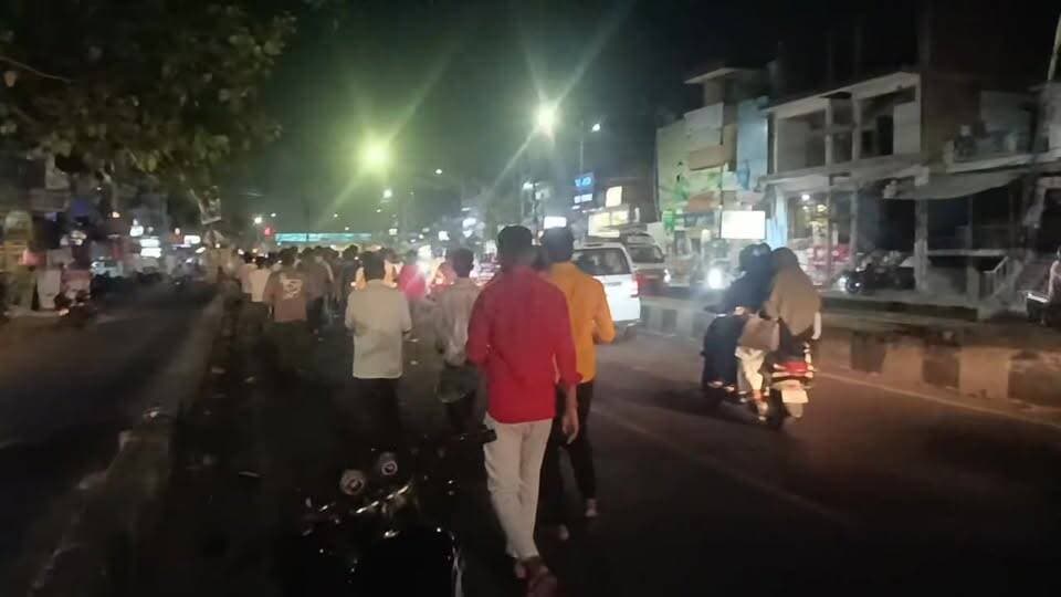 अलीगंज कोचिंग संस्थान अग्निकांड के मृतक छात्रों को श्रद्धांजलि
अलीगंज के कोचिंग संस्थान में अग्निकांड के बाद आज बुद्धेश्वर लखनऊ में छात्रों ने निकाला कैंडल मार्च। #JanHunkarNews 🕯️
लखनऊ के अलीगंज स्थित कोचिंग संस्थान में हुए दर्दनाक अग्निकांड में जान गंवाने वाले छात्रों की स्मृति में आज बुद्धेश्वर, लखनऊ में छात्रों और युवाओं ने कैंडल मार्च निकालकर श्रद्धांजलि अर्पित की। हाथों में मोमबत्तियां और आंखों में नम भावनाएं लिए युवाओं ने दिवंगत आत्माओं की शांति के लिए प्रार्थना की तथा पीड़ित परिवारों के प्रति अपनी संवेदनाएं व्यक्त कीं। �
अलीगंज अग्निकांड ने पूरे प्रदेश को झकझोर दिया है। हादसे के बाद विभिन्न स्थानों पर श्रद्धांजलि सभाएं, कैंडल मार्च और फायर सेफ्टी को लेकर जागरूकता अभियान भी देखने को मिल रहे हैं। प्रशासन द्वारा कोचिंग संस्थानों और अन्य व्यावसायिक भवनों की सुरक्षा व्यवस्था की जांच भी तेज कर दी गई है। �
📍 स्थान: बुद्धेश्वर, लखनऊ
📅 आज का कार्यक्रम: छात्र श्रद्धांजलि कैंडल मार्च
#JanHunkarNews #Lucknow #Buddheshwar #CandleMarch #AliganjFire #StudentTribute