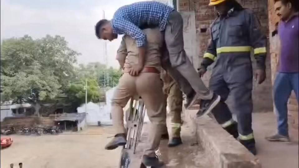 बस्ती :फायर ब्रिगेड की टीम के कुछ इस तरह किया रेस्क्यू.......
#MockDrill #FireBrigade #RescueOperation #DisasterManagement #EmergencyResponse #FireSafety #SafetyFirst #RescueTeam #EmergencyPreparedness #DisasterPreparedness #PublicSafety #Firefighters #SafetyAwareness #TrainingExercise #RescueDrill #MockExercise #FireAndSafety #EmergencyServices #CommunitySafety #SafeIndia