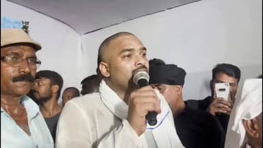 अपने भाई प्रिंस यादव के श्राद्ध कर्म के दौरान रौशन आनंद भावुक हो गए। उन्होंने कहा कि उनके परिवार ने बहुत कठिन समय देखा है, लेकिन वे संघर्ष से पीछे हटने वाले नहीं हैं।
श्राद्ध कार्यक्रम में मौजूद लोगों को संबोधित करते हुए रौशन आनंद ने कहा, "सत्य परेशान हो सकता है, पराजित नहीं। हम मजबूती के साथ वापसी करेंगे।"
इस दौरान उन्होंने अपने भाई प्रिंस को याद करते हुए कहा कि वह नियमित रूप से हनुमान मंदिर जाया करते थे और प्रत्येक मंगलवार का व्रत रखते थे। भाई की स्मृति में उन्होंने दो महत्वपूर्ण घोषणाएं कीं।
रौशन आनंद ने कहा कि अब वे स्वयं प्रत्येक मंगलवार का व्रत रखेंगे। साथ ही उन्होंने घोषणा की कि अपने भाई प्रिंस यादव की स्मृति में एक हनुमान मंदिर का निर्माण कराया जाएगा।
उन्होंने बताया कि यह मंदिर केवल परिवार के लिए नहीं बल्कि आम लोगों के लिए भी होगा। मंदिर सार्वजनिक रूप से सभी श्रद्धालुओं के लिए खुला रहेगा, जहां लोग पूजा-अर्चना कर सकेंगे।
श्राद्ध कर्म के दौरान परिजन, रिश्तेदार, मित्र और समर्थक बड़ी संख्या में मौजूद रहे। कार्यक्रम में कई लोग भावुक नजर आए और दिवंगत प्रिंस यादव को श्रद्धांजलि अर्पित की।
#raushansir #khansir #Bharatcrimelivenews