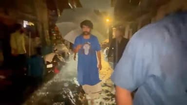 घुटनों तक पानी, आधी रात का सफर: भक्त से किया वादा निभाने पहुंचे बागेश्वर धाम सरकार
वादे सिर्फ किए नहीं जाते, निभाए भी जाते हैं: बारिश में भक्त के घर पहुंचे बागेश्वर सरकार
#ViralVideo #DhirendraShastri #BageshwarDham #Maharashtra