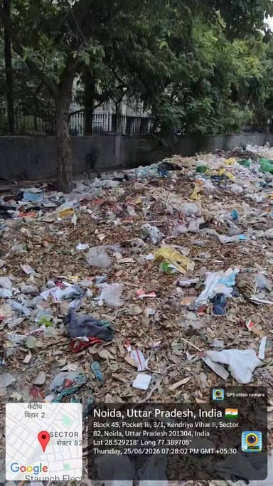 #Noida Sector 82 Vivek vihar ke piche road per kis tarah Se gandgi faili Hui Hai Noida authority @CeoNoida @noida_authority @UPGovt @InfoDeptUP @myogiadityanath @CMOfficeUP https://t.co/uknCGxHuYm