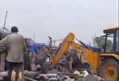 🚨 हावड़ा में बड़ा अतिक्रमण हटाओ अभियान! 🚜
पश्चिम बंगाल के हावड़ा के टिकियापाड़ा क्षेत्र में रेलवे भूमि पर बने लगभग 250 झोपड़ियों, दुकानों और अन्य अतिक्रमणों को प्रशासन द्वारा हटाए जाने की कार्रवाई की गई। भारी पुलिस बल और प्रशासनिक अधिकारियों की मौजूदगी में बुलडोजर अभियान चलाया गया।
सोशल मीडिया पर इन अतिक्रमणों को "अवैध बांग्लादेशियों" से जोड़कर दावे किए जा रहे हैं, लेकिन ऐसी पहचान संबंधी बातों को आधिकारिक पुष्टि के बिना तथ्य के रूप में प्रस्तुत नहीं किया जा सकता। प्रशासन की ओर से कार्रवाई को रेलवे भूमि से अतिक्रमण हटाने की प्रक्रिया बताया गया है।
#Howrah #WestBengal #Tikiapara #EncroachmentDrive #BulldozerAction #RailwayLand #BreakingNews #WestBengalNews #IndiaNews #Administration #TrendingNews #BharatNamaNews #NewsUpdate #HowrahNews 🚜🚨