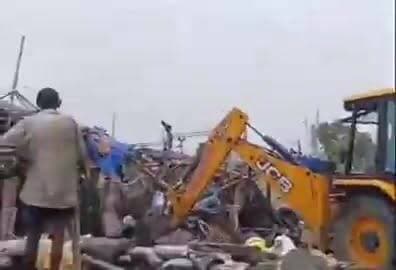 🚨 हावड़ा में बड़ा अतिक्रमण हटाओ अभियान! 🚜
पश्चिम बंगाल के हावड़ा के टिकियापाड़ा क्षेत्र में रेलवे भूमि पर बने लगभग 250 झोपड़ियों, दुकानों और अन्य अतिक्रमणों को प्रशासन द्वारा हटाए जाने की कार्रवाई की गई। भारी पुलिस बल और प्रशासनिक अधिकारियों की मौजूदगी में बुलडोजर अभियान चलाया गया।
सोशल मीडिया पर इन अतिक्रमणों को "अवैध बांग्लादेशियों" से जोड़कर दावे किए जा रहे हैं, लेकिन ऐसी पहचान संबंधी बातों को आधिकारिक पुष्टि के बिना तथ्य के रूप में प्रस्तुत नहीं किया जा सकता। प्रशासन की ओर से कार्रवाई को रेलवे भूमि से अतिक्रमण हटाने की प्रक्रिया बताया गया है।
#Howrah #WestBengal #Tikiapara #EncroachmentDrive #BulldozerAction #RailwayLand #BreakingNews #WestBengalNews #IndiaNews #Administration #TrendingNews #BharatNamaNews #NewsUpdate #HowrahNews 🚜🚨