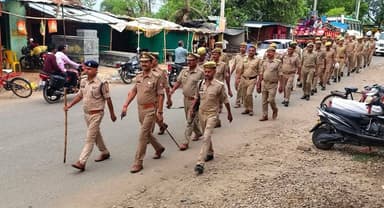 #SP_Mirzapur #अपर्णा_रजत_कौशिक के निर्देशन में ग्रामीण/ऑपरेशन क्षेत्र के थानों द्वारा आगामी त्यौहार मोहर्रम को सकुशल सम्पन्न कराने तथा शांति एवं कानून व्यवस्था को अक्षुण्ण रखने हेतु पैदल गश्त/वाहन चेकिंग कर आमजन को कराया गया सुरक्षा का एहसास। #UPPolice #Mirzapur https://t.co/e9wTQwWiEx