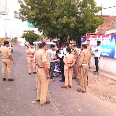#SP_Mirzapur #अपर्णा_रजत_कौशिक के निर्देशन में नगर/शहर क्षेत्र के थानों द्वारा आगामी त्यौहार मोहर्रम को सकुशल सम्पन्न कराने तथा शांति एवं कानून व्यवस्था को अक्षुण्ण रखने हेतु पैदल गश्त/वाहन चेकिंग कर आमजन को कराया गया सुरक्षा का एहसास।
#UPPolice #Mirzapur https://t.co/QoercjQw1r