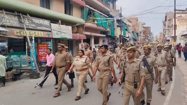 #SP_Mirzapur #अपर्णा_रजत_कौशिक द्वारा आगामी मुहर्रम त्योहार को सकुशल, शांतिपूर्ण और सौहार्दपूर्ण वातावरण में संपन्न कराने तथा सुरक्षा-व्यवस्था के दृष्टिगत नगर के मिश्रित आबादी वाले संवेदनशील क्षेत्रों में भारी संख्या में पुलिस बल के साथ किया गया पैदल गश्त/फ्लैग मार्च।
#UPPolice https://t.co/s41VdfhkoQ