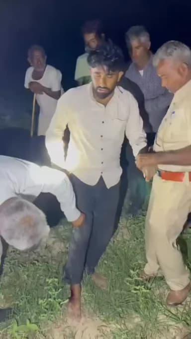 शेरगढ़ थाना क्षेत्र के रायसर निवासी चोर रमेश मेघवाल देचू थाना क्षेत्र के खिंयासरिया में रात में चोरी करते पकड़ा गया ग्रामीणों ने हाथाफाई करने के बाद पुलिस को सौंपा, दो साथी मोटे से फरार
#dechu #news #rajasthan #phalodi