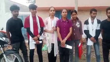 मऊगंज जिले के संकुल केंद्र खैरा अंतर्गत शासकीय उच्चतर माध्यमिक विद्यालय खुटहा से शिक्षा व्यवस्था को शर्मसार करने वाली बड़ी खबर सामने आ रही है। यहाँ छात्र-छात्राओं से टीसी (Transfer Certificate) देने के नाम पर अवैध रूप से 1-1 हजार रुपए की मांग की जा रही है। 30 बच्चों से वसूली का यह पूरा खेल प्रभारी प्राचार्य संतोष सिंह पटेल की नाक के नीचे चल रहा है। इस धांधली का खुलासा तब हुआ जब प्रताड़ित छात्राओं ने वीडियो जारी कर रोते हुए अपनी आपबीती बताई। हद तो तब हो गई जब बच्चों ने विरोध किया, तो स्कूल प्रबंधन ने उन्हें धमकी दी कि तुम्हारा 'चरित्र प्रमाण पत्र' (Character Certificate) खराब कर देंगे। जब हमारी टीम ग्राउंड रिपोर्टिंग के लिए स्कूल पहुंची तो प्रिंसिपल गायब मिले और फोन पर बोले- "मेरे पास समय नहीं है।" मामले को लेकर जब हमारे संवाददाता ने ब्लॉक शिक्षा अधिकारी (BEO) से बात की, तो उन्होंने इसे अवैध बताते हुए प्रभारी प्राचार्य को सख्त लहजे में चेतावनी दी है और सीधे दंडात्मक कार्रवाई की बात कही है।
#IndiaHeadline24 #MauganjNews #KhuthaSchool #EducationScam #BEOAction #BreakingNews #MadhyaPradeshNews #ViralPost #GroundReport #Corruption