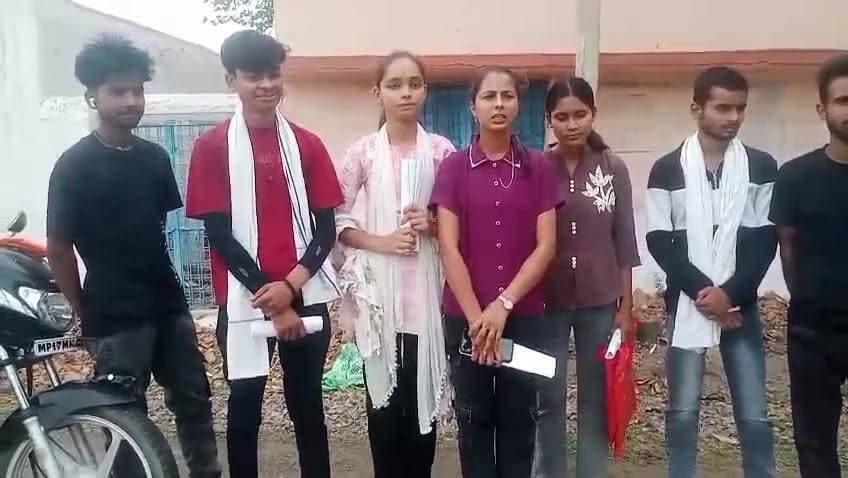 मऊगंज जिले के संकुल केंद्र खैरा अंतर्गत शासकीय उच्चतर माध्यमिक विद्यालय खुटहा से शिक्षा व्यवस्था को शर्मसार करने वाली बड़ी खबर सामने आ रही है। यहाँ छात्र-छात्राओं से टीसी (Transfer Certificate) देने के नाम पर अवैध रूप से 1-1 हजार रुपए की मांग की जा रही है। 30 बच्चों से वसूली का यह पूरा खेल प्रभारी प्राचार्य संतोष सिंह पटेल की नाक के नीचे चल रहा है। इस धांधली का खुलासा तब हुआ जब प्रताड़ित छात्राओं ने वीडियो जारी कर रोते हुए अपनी आपबीती बताई। हद तो तब हो गई जब बच्चों ने विरोध किया, तो स्कूल प्रबंधन ने उन्हें धमकी दी कि तुम्हारा 'चरित्र प्रमाण पत्र' (Character Certificate) खराब कर देंगे। जब हमारी टीम ग्राउंड रिपोर्टिंग के लिए स्कूल पहुंची तो प्रिंसिपल गायब मिले और फोन पर बोले- "मेरे पास समय नहीं है।" मामले को लेकर जब हमारे संवाददाता ने ब्लॉक शिक्षा अधिकारी (BEO) से बात की, तो उन्होंने इसे अवैध बताते हुए प्रभारी प्राचार्य को सख्त लहजे में चेतावनी दी है और सीधे दंडात्मक कार्रवाई की बात कही है।
#IndiaHeadline24 #MauganjNews #KhuthaSchool #EducationScam #BEOAction #BreakingNews #MadhyaPradeshNews #ViralPost #GroundReport #Corruption
