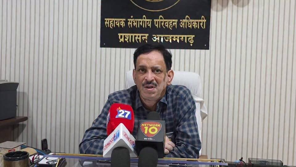 आज़मगढ़ में स्कूल बसों की जांच तेज, अभिभावकों को जारी हुई एडवाइजरी
आज़मगढ़ में स्कूली बच्चों की सुरक्षा को लेकर परिवहन विभाग सख्त हो गया है। सहायक संभागीय परिवहन अधिकारी (प्रशासन) ने विद्यालय प्रबंधकों और अभिभावकों से अपील की है कि सभी स्कूल बसों की फिटनेस 30 जून से पहले अनिवार्य रूप से करा लें। विभाग ने चेतावनी दी है कि बिना फिटनेस और परमिट वाले वाहनों का संचालन बंद कराया जाएगा।
#Azamgarh, #SchoolBus, #ARTO, #RoadSafety, #SchoolSafety, #MParivahan, #TransportDepartment, #UPNews, #BreakingNews,