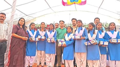 जिले के शासकीय कन्या उच्चतर माध्यमिक विद्यालय, छुईखदान में जिला स्तरीय शाला प्रवेश उत्सव का आयोजन हर्षोल्लास एवं गरिमामय वातावरण में संपन्न हुआ। कार्यक्रम का उद्देश्य नवप्रवेशी विद्यार्थियों का स्वागत, शिक्षा के प्रति जागरूकता बढ़ाना तथा शत-प्रतिशत नामांकन सुनिश्चित करना था। कार्यक्रम में मुख्य अतिथि के रूप में कलेक्टर श्री इंद्रजीत सिंह चंद्रवाल तथा विशिष्ट अतिथि के रूप में जिला पंचायत के मुख्य कार्यपालन अधिकारी श्री प्रेम कुमार पटेल उपस्थित रहे।
#kcgdistrict #kcgcollector