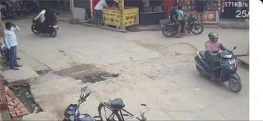 हसवा की टूटी पुलिया बनी 'मौत का पुल',विकास के दावों पर उठे सवाल
महीनों से क्षतिग्रस्त पुलिया पर रोज गुजर रहे हजारों लोग,हादसों का बढ़ा खतरा
जाम,दुर्घटनाएं और प्रशासनिक उदासीनता से स्थानीय लोगों में आक्रोश
✒️रिपोर्ट अजय श्रीवास्तव
फतेहपुर। जनपद के हसवा कस्बे में लंबे समय से क्षतिग्रस्त पड़ी एक पुलिया स्थानीय लोगों के लिए गंभीर समस्या बन गई है। क्षेत्रवासियों का कहना है कि पुलिया की मरम्मत न होने के कारण आए दिन दुर्घटनाएं हो रही हैं और यातायात प्रभावित रहता है।लोगों ने संबंधित विभाग से शीघ्र मरम्मत कराए जाने की मांग की है।
फतेहपुर जनपद के हसवा कस्बे में विकास कार्यों के दावों के बीच एक टूटी हुई पुलिया प्रशासनिक व्यवस्था पर सवाल खड़े कर रही है।स्थानीय लोगों के अनुसार यह पुलिया कई महीनों से क्षतिग्रस्त है,लेकिन अब तक इसकी मरम्मत नहीं कराई गई।
क्षेत्रवासियों का कहना है कि हसवा विकास खंड के अधिकारी और कर्मचारी भी प्रतिदिन इसी मार्ग से गुजरते हैं,इसके बावजूद पुलिया की मरम्मत की दिशा में कोई प्रभावी कदम नहीं उठाया गया।ग्रामीणों का आरोप है कि कई बार शिकायत किए जाने के बाद भी समस्या जस की तस बनी हुई है।
सबसे अधिक परेशानी दोपहिया वाहन चालकों,स्कूली बच्चों,बुजुर्गों और पैदल राहगीरों को हो रही है। पुलिया की टूटी हुई सतह और संकरे मार्ग के कारण छोटी सी चूक भी बड़े हादसे का कारण बन सकती है।
जाम बना रोज की समस्या
पुलिया क्षतिग्रस्त होने से सड़क का एक हिस्सा संकरा हो गया है।इसके चलते सुबह और शाम के समय लंबा जाम लग जाता है।स्थानीय लोगों का कहना है कि कई बार एंबुलेंस,पुलिस और अग्निशमन विभाग के वाहन भी जाम में फंस जाते हैं,जिससे आपातकालीन सेवाएं प्रभावित होती हैं।
ग्रामीणों ने जताई नाराजगी
स्थानीय नागरिकों का कहना है कि यदि समय रहते पुलिया की मरम्मत नहीं कराई गई तो भविष्य में कोई बड़ा हादसा हो सकता है।लोगों ने संबंधित विभाग और जिला प्रशासन से तत्काल निरीक्षण कर पुलिया के पुनर्निर्माण अथवा मरम्मत की मांग की है।
फिलहाल संबंधित विभाग की ओर से इस संबंध में कोई आधिकारिक प्रतिक्रिया सामने नहीं आई है।
वायरल फैक्ट
हसवा की टूटी पुलिया की तस्वीरें और वीडियो सोशल मीडिया पर तेजी से साझा किए जा रहे हैं।स्थानीय नागरिक प्रशासन से तत्काल कार्रवाई की मांग कर रहे हैं।हालांकि दुर्घटनाओं की संख्या और अन्य दावों की पुष्टि संबंधित विभाग के आधिकारिक रिकॉर्ड से होना शेष है।
सड़क और पुल जैसी आधारभूत संरचनाओं की समय पर मरम्मत नागरिक सुरक्षा के लिए अत्यंत आवश्यक है।यदि स्थानीय लोगों की शिकायतें सही हैं तो संबंधित विभाग द्वारा शीघ्र निरीक्षण और आवश्यक कार्रवाई भविष्य में संभावित दुर्घटनाओं को रोकने में महत्वपूर्ण साबित हो सकती है।
अपील
NDNEWS | लोक निर्माण विभाग,जिला प्रशासन और संबंधित अधिकारियों से अपील करता है कि जनहित को सर्वोच्च प्राथमिकता देते हुए हसवा की क्षतिग्रस्त पुलिया का तत्काल तकनीकी निरीक्षण कराया जाए तथा आवश्यक मरम्मत या पुनर्निर्माण का कार्य शीघ्र शुरू किया जाए।किसी भी बड़ी दुर्घटना की प्रतीक्षा करने के बजाय समय रहते कार्रवाई करना ही सुशासन की पहचान है।
जनहित में सुझाव
क्षतिग्रस्त पुलिया पर तत्काल चेतावनी बोर्ड और बैरिकेडिंग लगाई जाए।
पुलिया की तकनीकी जांच कर शीघ्र मरम्मत कराई जाए।
भारी वाहनों के आवागमन के लिए वैकल्पिक व्यवस्था की जाए।
स्थानीय नागरिक भी क्षतिग्रस्त मार्ग पर सावधानी बरतें।
प्रशासन नियमित निरीक्षण कर सार्वजनिक अवसंरचना की निगरानी सुनिश्चित करे।
सुरक्षित सड़कें और मजबूत पुल ही सुरक्षित जीवन की आधारशिला हैं।
👇👇
@dgpup
@RSSorg
@UPGovt
@wpl1090
@RSSgeet
@Uppolice
@MIB_India
@PMOIndia
@HMOIndia
@abmanglik
@VHPDigital
@igrangealld
@myogioffice
@InfoDeptUP
@dmfatehpur
@sdmsadarftp
@CMOfficeUP
@CMOUP_RC
@ChiefSecyUP
@ChiefSecyUP
@MahantYogiG
@FatehpurSdm
@fatehpurpolice
@BajrangDalOrg
@112UttarPradesh
@myogiadityanath
@CommissionerPrg
@ADGZonPrayagraj
👇🏿👇🏿👇🏿
#NDNews #दैनिकनिष्पक्षधारा #Fatehpur #Haswa #BrokenBridge #PWD #RoadSafety #PublicSafety #BreakingNews #UttarPradesh
👇🏿👇🏿👇🏿
🟥 ND NEWS | दैनिक निष्पक्ष धारा
मुख्य संपादक/संस्थापक: राजन सिंह हाड़ा
सह-संपादक: शालिनी सिंह भदौरिया
📍कार्यालय-3: U158, हीरा स्वीट्स के पास, विकास मार्ग,लक्ष्मी नगर,पूर्वी दिल्ली, 110092 (NCR)
📍कार्यालय-2: विधानसभा रोड, बर्लिंगटन चौराहा, लखनऊ – 226001 (UP)
📍कार्यालय-1: 1/1 अटल बिहारी चौराहा, नियर बर्मा चौराहा, फतेहपुर – 212601 (UP)
📅 दिनांक: 25 जून 2026
📆 दिन: गुरुवार
📧 Email: ndnewschannel@gmail.com
📞 मोबाइल: 9696119696