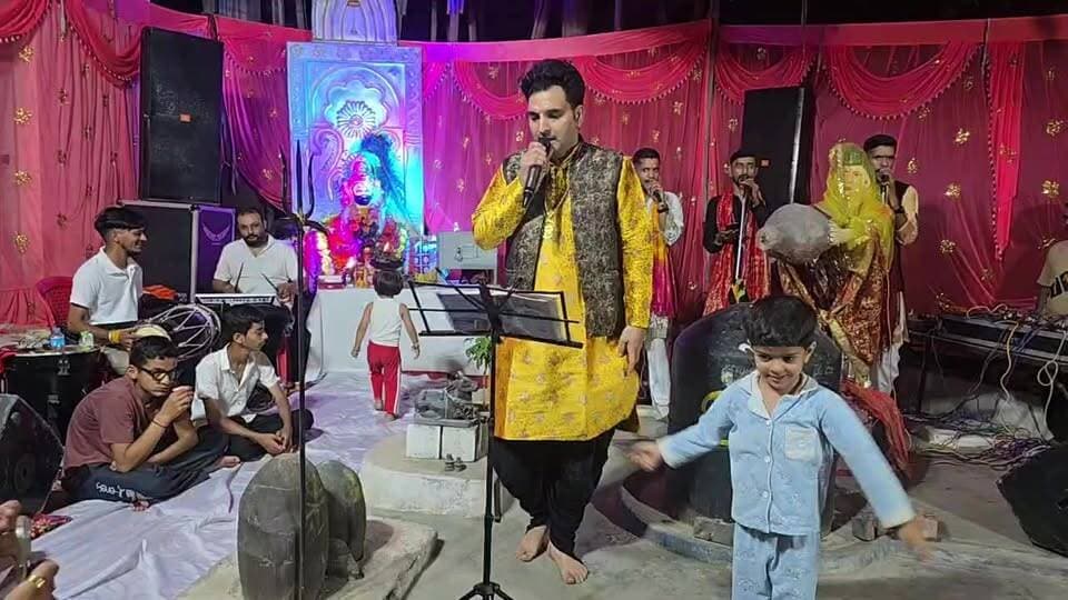 -#घुमारवीं में खाटूश्यामजी का भव्य जगराता, श्रद्धा और भक्ति से गूंजा पंडाल,....#देखिए_लाइव ...
#BrightNews #Ghumarwin #GhumarwinNews #KhatuShyamJi #KhatuShyam #ShyamBaba #ShyamJagran #JagranLive #LiveJagran #GhumarwinJagran #ShyamBhajan #ShyamBhakt #HareKaSahara #KhatuWalaShyam #TeenBaanDhari #ShishKeDani #ShyamDarbar #BhajanSandhya #HimachalPradesh #HPNews #HimachalNews #MandiNews #MandiDistrict #Himachal24x7 #BreakingNews #HimachalBreaking #BilaspurNews #HimachalUpdate #Himachal24x7News #DevotionalNews #BhaktibharyJagran #ShyamPremi #ShyamMandir #HimachalBhajan #LiveFromGhumarwin #GhumarwinLive #ShyamUtsav #JaiShreeShyam #ShyamDarshan #HimachalDevotion #HimachalCulture #ReligiousNews #SpiritualNews #HimachalEvents #GhumarwinEvents