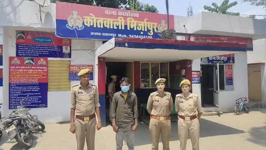 *TheSaharanpurVoice/News7*
*सच्चाई के साथ हरदम*
*👉🏾👉🏾मिशन शक्ति फेज 5.0 के तहत एंटी रोमियो टीम की कार्रवाई, महिलाओं पर अश्लील टिप्पणी करने वाला आरोपी गिरफ्तार!!*
*👉🏾👉🏾थाना मिर्जापुर पुलिस ने वारंटी अभियुक्त को दबोचा, न्यायालय में किया जा रहा पेश!!*
*मिर्ज़ापुर/सहारनपुर*
_वरिष्ठ पुलिस अधीक्षक के निर्देशन तथा पुलिस अधीक्षक ग्रामीण एवं क्षेत्राधिकारी बेहट के निकट पर्यवेक्षण में चलाए जा रहे मिशन शक्ति फेज 5.0 अभियान के अंतर्गत थाना मिर्जापुर की एंटी रोमियो टीम ने महिलाओं एवं बालिकाओं की सुरक्षा और सम्मान सुनिश्चित करने हेतु प्रभावी कार्रवाई करते हुए एक आरोपी को गिरफ्तार किया है।पुलिस के अनुसार, एंटी रोमियो टीम ने अर्जुन पुत्र पुरण सिंह निवासी ग्राम सबरीपुर, थाना मिर्जापुर, जनपद सहारनपुर को गिरफ्तार किया। आरोपी के विरुद्ध थाना मिर्जापुर में पूर्व से दर्ज मु0अ0सं0 182/2026 धारा 296 बीएनएस के तहत महिलाओं पर अश्लील टिप्पणी करने का मामला पंजीकृत था।पुलिस ने आरोपी को संबंधित वारंट के आधार पर गिरफ्तार कर लिया है। गिरफ्तारी के बाद उसे नियमानुसार न्यायालय के समक्ष पेश किया जा रहा है।इस कार्रवाई को महिलाओं की सुरक्षा और अपराधियों के विरुद्ध पुलिस की सख्त कार्यवाही के रूप में देखा जा रहा है। मिशन शक्ति अभियान के तहत जनपद पुलिस लगातार महिला सुरक्षा को लेकर सक्रिय भूमिका निभा रही है!!!_
#MissionShakti #AntiRomeoSquad #SaharanpurPolice #MirzapurPolice #WomenSafety #MissionShakti50 #UPPolice #Saharanpur #Behat #News7 #TheSaharanpurVoice #BreakingNews #CrimeNews #WomenSecurity #UttarPradeshNews