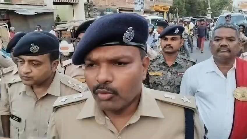 मोहर्रम पर्व को शांतिपूर्ण एवं सौहार्दपूर्ण माहौल में संपन्न कराने के उद्देश्य से जिला पदाधिकारी आनंद शर्मा एवं पुलिस अधीक्षक योगेंद्र कुमार के नेतृत्व में मधुबनी शहर में फ्लैग मार्च निकाला गया। इस दौरान प्रशासनिक एवं पुलिस अधिकारियों ने शहर के विभिन्न क्षेत्रों का भ्रमण कर सुरक्षा व्यवस्था का जायजा लिया।
मधुबनी पुलिस अधीक्षक योगेंद्र कुमार ने जिलेवासियों से आपसी भाईचारा, शांति और सौहार्द बनाए रखने की अपील करते हुए कहा कि किसी भी अफवाह पर ध्यान न दें तथा किसी भी संदिग्ध गतिविधि की सूचना तत्काल प्रशासन को दें। वहीं, पुलिस अधीक्षक योगेंद्र कुमार ने कहा कि पर्व के दौरान सुरक्षा व्यवस्था को लेकर प्रशासन पूरी तरह सतर्क है और कानून-व्यवस्था भंग करने वालों के विरुद्ध सख्त कार्रवाई की जाएगी।
#Madhubani #MadhubaniNews #Muharram2026 #FlagMarch #BiharPolice #DMMadhubani #SPMadhubani #LawAndOrder #PeaceAndHarmony #BiharNews #DENNewsMadhubani #DENNews