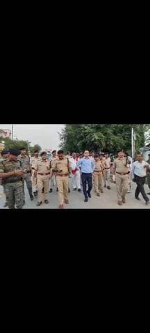 मोहर्रम पर्व को शांतिपूर्ण एवं सौहार्दपूर्ण माहौल में संपन्न कराने के उद्देश्य से जिला पदाधिकारी आनंद शर्मा एवं पुलिस अधीक्षक योगेंद्र कुमार के नेतृत्व में मधुबनी शहर में फ्लैग मार्च निकाला गया। इस दौरान प्रशासनिक एवं पुलिस अधिकारियों ने शहर के विभिन्न क्षेत्रों का भ्रमण कर सुरक्षा व्यवस्था का जायजा लिया।
जिला पदाधिकारी आनंद शर्मा ने जिलेवासियों से आपसी भाईचारा, शांति और सौहार्द बनाए रखने की अपील करते हुए कहा कि किसी भी अफवाह पर ध्यान न दें तथा किसी भी संदिग्ध गतिविधि की सूचना तत्काल प्रशासन को दें। वहीं, पुलिस अधीक्षक योगेंद्र कुमार ने कहा कि पर्व के दौरान सुरक्षा व्यवस्था को लेकर प्रशासन पूरी तरह सतर्क है और कानून-व्यवस्था भंग करने वालों के विरुद्ध सख्त कार्रवाई की जाएगी।
#Madhubani #MadhubaniNews #Muharram2026 #FlagMarch #BiharPolice #DMMadhubani #SPMadhubani #LawAndOrder #PeaceAndHarmony #BiharNews #DENNewsMadhubani #DENNews