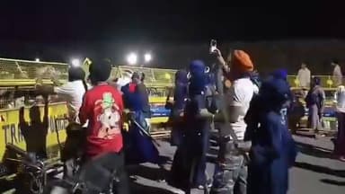 उत्तराखंड-हिमाचल सीमा स्थित कुल्हाल बॉर्डर पर निहंग जत्थे ने पुलिस ने बैरिकेडिंग को तोड़ने की कोशिश, प्रशासन और पुलिस मौके पर मौजूद रहकर हालात पर नजर बनाए हुए हैं और शांति बनाए रखने की अपील कर रहे हैं।
#Uttarakhand #KulhalBorder #NihangJatha #BreakingNews #UPNewsPaper